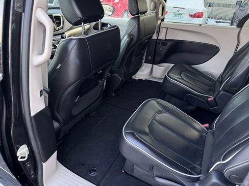 Used 2023 Chrysler Pacifica Limited image 20