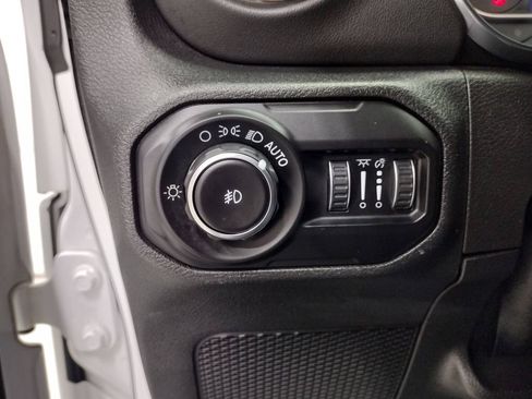 Used 2020 Jeep Wrangler Unlimited Sahara image 31