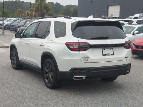 Used 2025 Honda Pilot Sport image 6