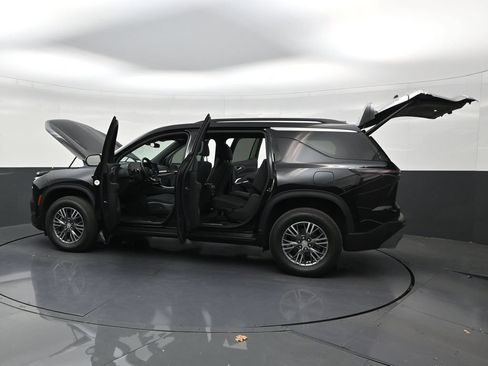 Used 2025 Chevrolet Traverse LT FWD image 29