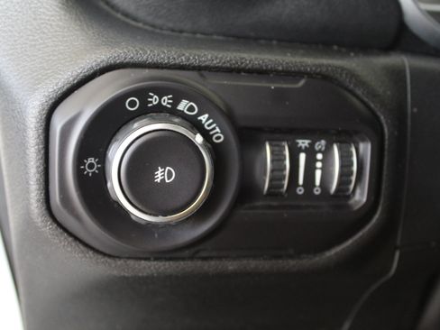 Used 2018 Jeep Wrangler Unlimited Sahara AWD/4WD image 29