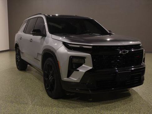 Used 2025 Chevrolet Traverse RS w/ LPO, Cargo Package FWD image 1