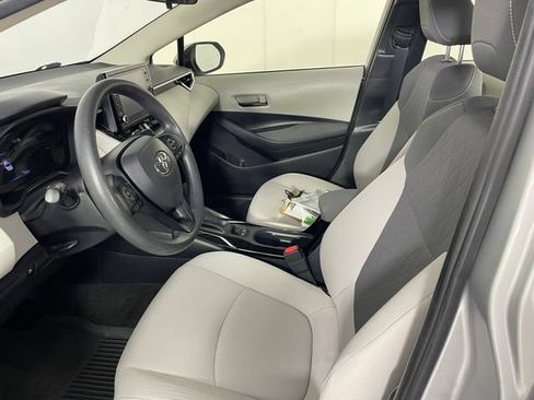 Used 2022 Toyota Corolla LE FWD image 2