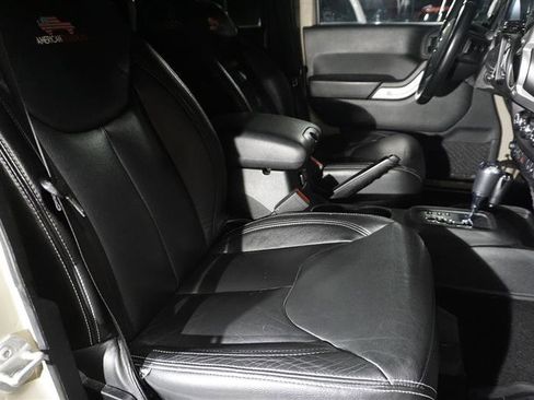 Used 2018 Jeep Wrangler Unlimited Rubicon w/ Connectivity Group image 19