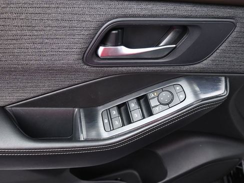 Used 2023 Nissan Rogue SV image 11