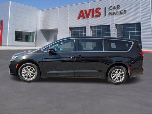 Used 2025 Chrysler Pacifica Select FWD image 2