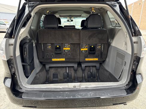 Used 2012 Toyota Sienna SE FWD image 15