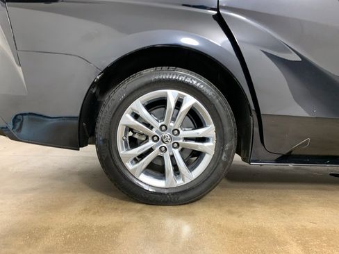 Used 2021 Toyota Sienna Platinum image 39