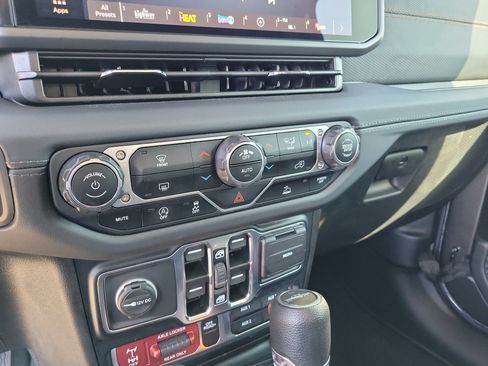 Used 2024 Jeep Gladiator Mojave AWD/4WD image 18