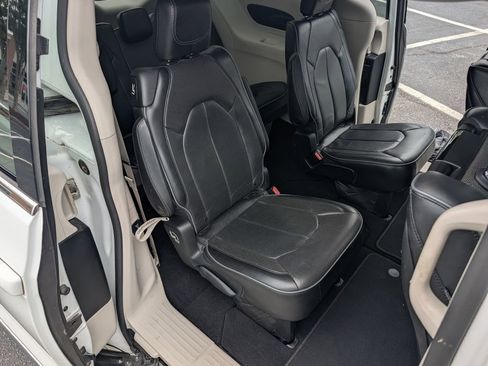 Used 2018 Chrysler Pacifica Limited FWD image 18