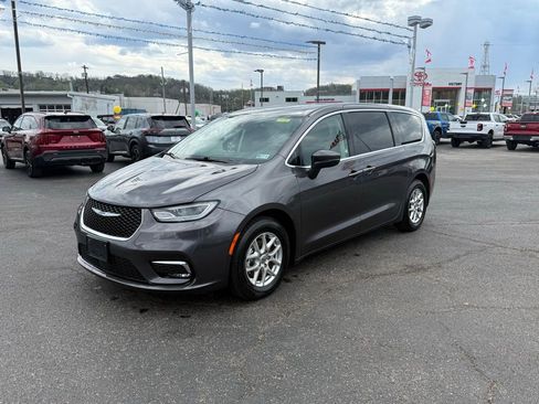 Used 2023 Chrysler Pacifica Touring-L FWD image 6