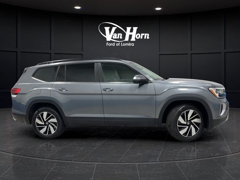 Used 2025 Volkswagen Atlas SE AWD/4WD image 2