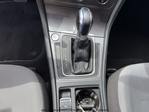 Used 2016 Volkswagen e-Golf SE FWD image 28