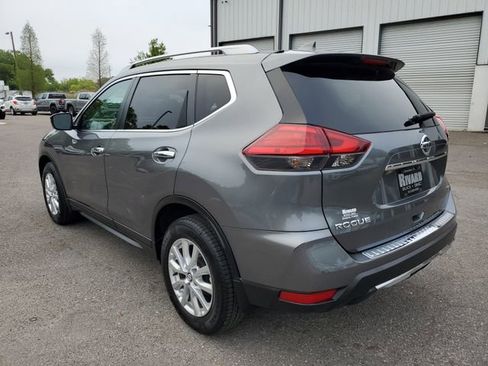 Used 2017 Nissan Rogue SV image 3