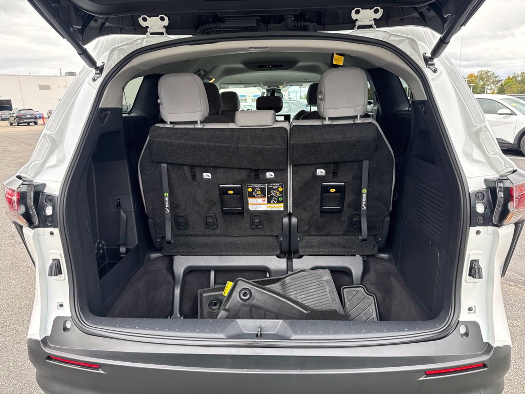 Used 2026 Toyota Sienna LE FWD image 10