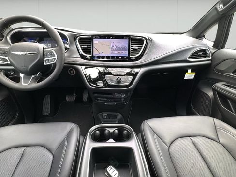 Used 2025 Chrysler Pacifica Select w/ Uconnect Theater Family Group image 2