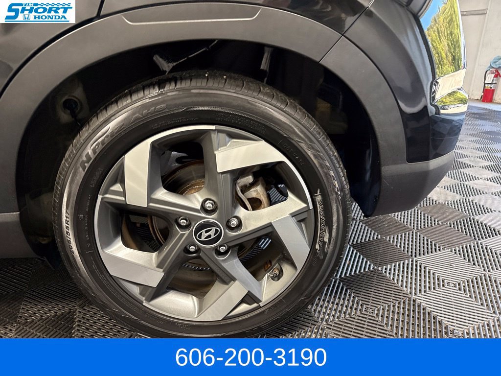 Used 2022 Hyundai Venue SEL FWD image 9