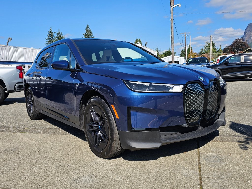 Used 2023 BMW iX xDrive50 w/ Premium Package AWD/4WD image 3