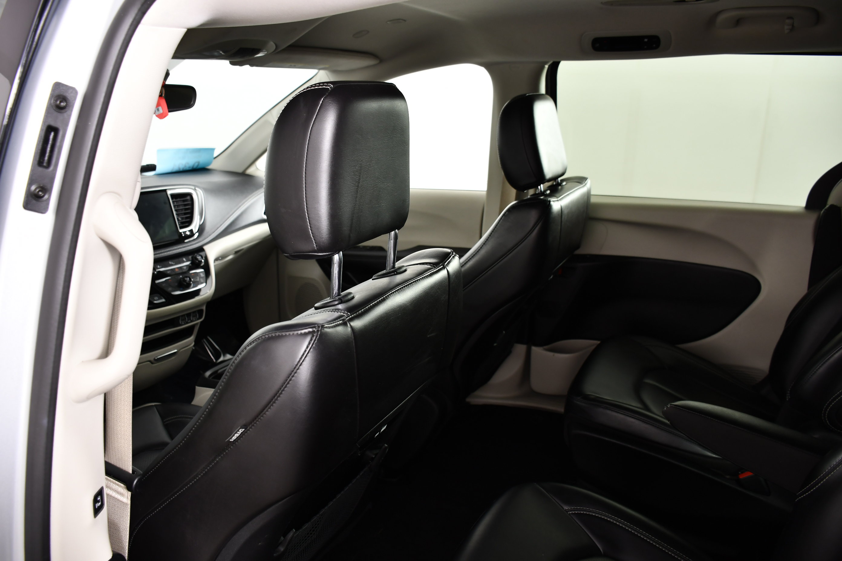 Used 2023 Chrysler Pacifica Touring-L FWD image 45