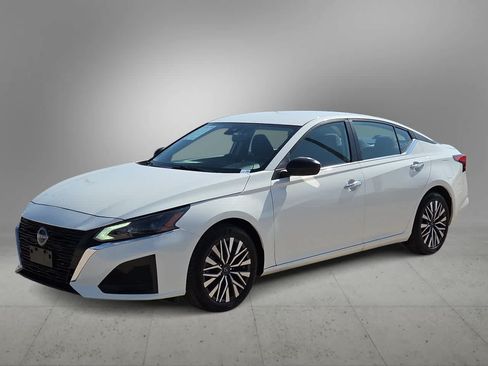 Used 2025 Nissan Altima 2.5 SV FWD image 1