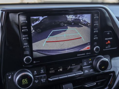 Used 2020 Toyota Highlander XLE image 17