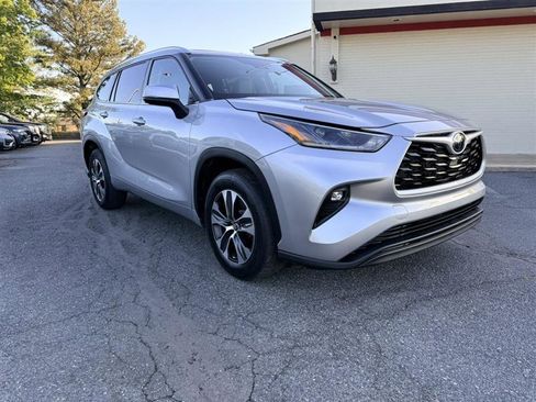 Used 2021 Toyota Highlander XLE FWD image 3