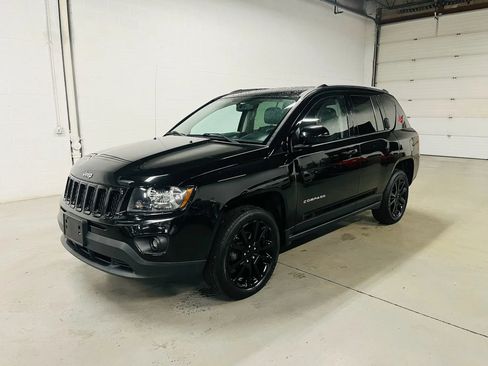 Used 2016 Jeep Compass Latitude w/ Sun/Sound Group AWD/4WD image 2