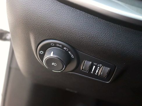 Used 2025 Jeep Compass Limited image 25