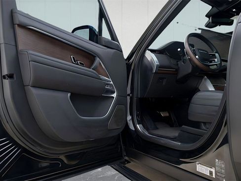 Used 2025 Land Rover Range Rover Long Wheelbase Autobiography image 16