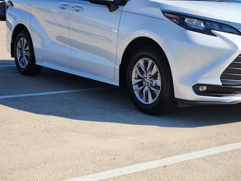 Used 2026 Toyota Sienna XLE image 9