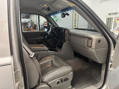 Used 2005 Chevrolet Silverado 2500 LT w/ Heavy-Duty Power Package image 16