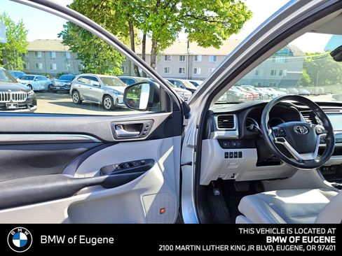 Used 2018 Toyota Highlander Limited Platinum AWD/4WD image 23