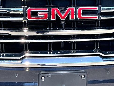 Used 2024 GMC Yukon SLT w/ SLT Premium Package AWD/4WD image 12