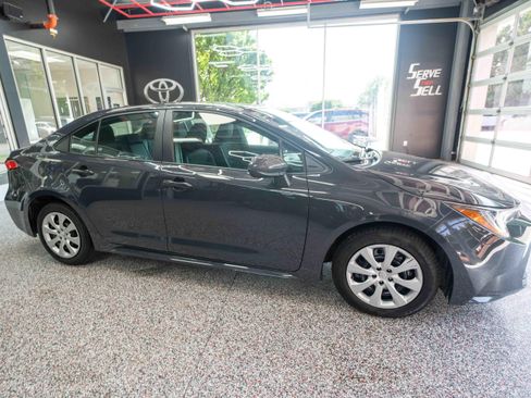 Used 2025 Toyota Corolla LE FWD image 5