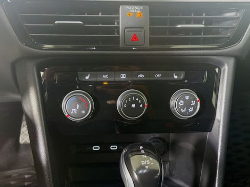 Used 2023 Volkswagen Taos SE w/ Panoramic Sunroof Package FWD image 22