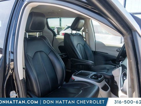 Used 2024 Chrysler Pacifica Touring-L FWD image 25