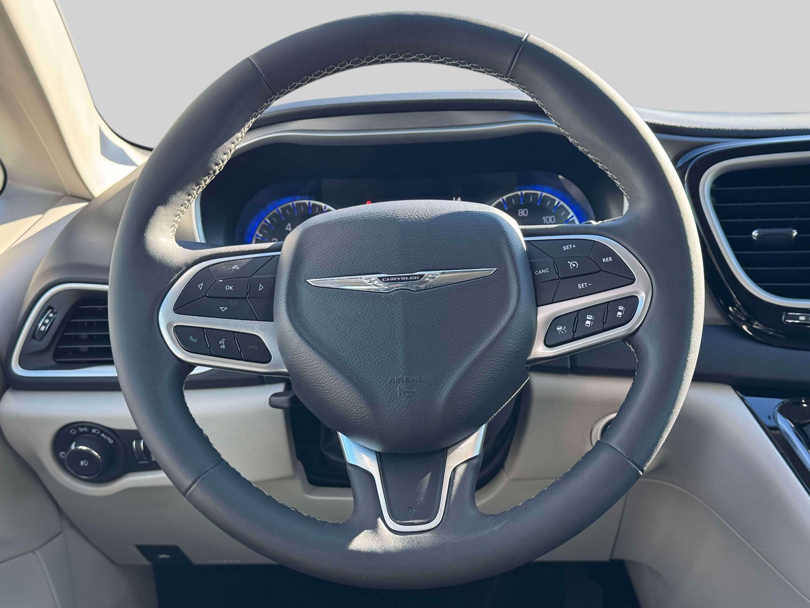 Certified 2024 Chrysler Pacifica Touring-L FWD image 15