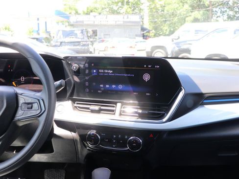 Used 2025 Chevrolet Trax LT FWD image 19