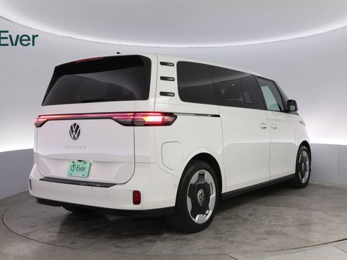 Used 2025 Volkswagen ID. Buzz Pro S RWD image 3