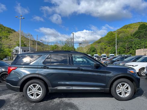 Used 2022 Ford Explorer XLT w/ Equipment Group 202A AWD/4WD image 4