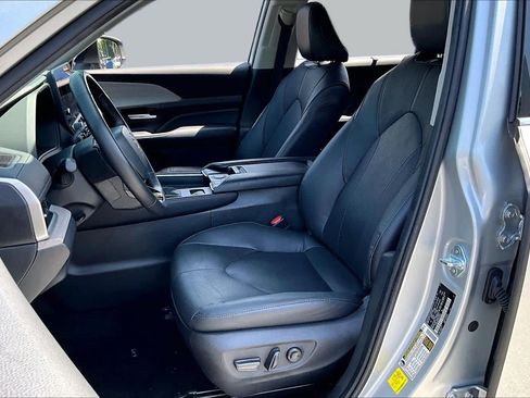 Used 2024 Toyota Grand Highlander AWD image 8