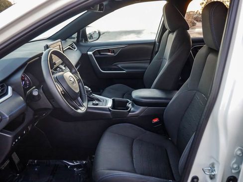 Used 2022 Toyota RAV4 SE image 18