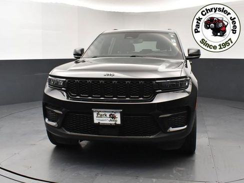 Used 2023 Jeep Grand Cherokee Altitude AWD/4WD image 2