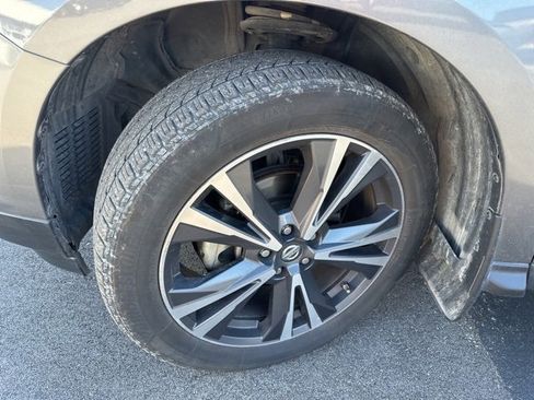 Used 2017 Nissan Pathfinder Platinum w/ Family Entertainment Package image 3