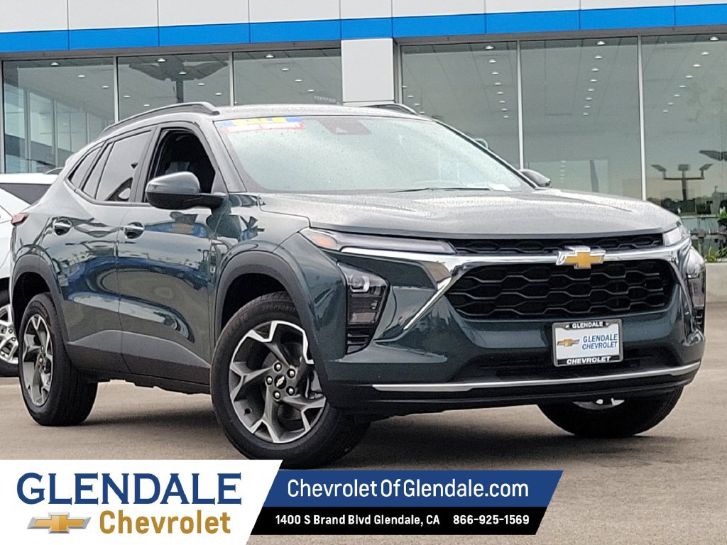 Used 2025 Chevrolet Trax LT FWD image 1
