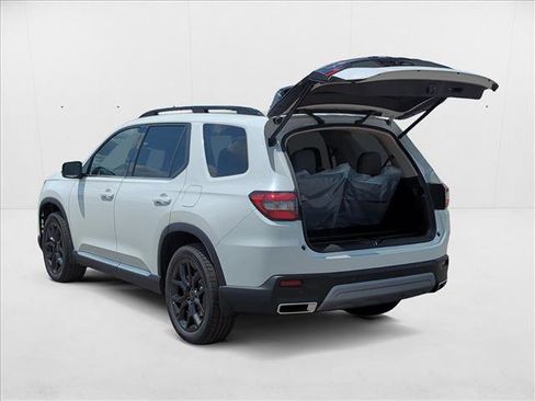 New 2025 Honda Pilot Touring image 9