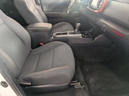 Used 2020 Toyota Tacoma TRD Sport AWD/4WD image 33