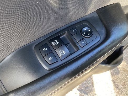 Used 2019 Dodge Challenger SXT image 17