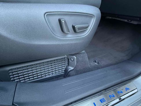 Used 2025 Toyota Sienna Platinum image 49