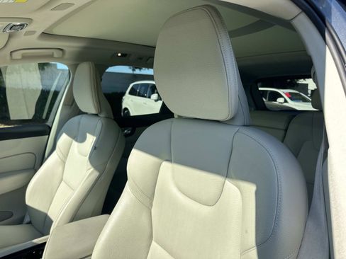 Certified 2021 Volvo XC60 T5 Momentum w/ Premium Package image 20